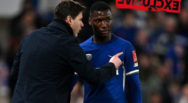 Chelsea manager Mauricio Pochettino speaking to midfielder Moises Caicedo. The midfielder rejected an £111m move to Liverpool in the summer in favour of moving to Stamford Bridge