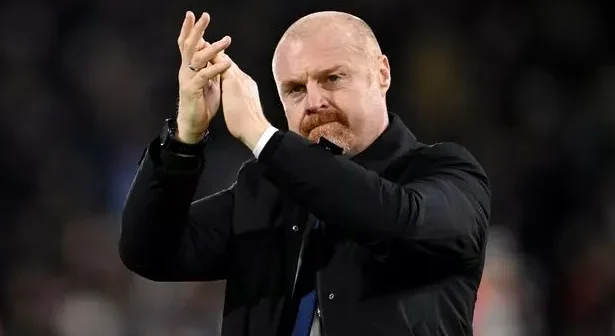 Sean Dyche, Manager of Everton, applauds the fans at full-time following the teams draw in the Premier League match between Fulham FC and Everton FC at Craven Cottage on January 30, 2024