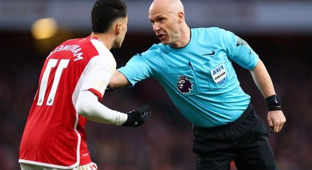 Referee Anthony Taylor with Gabriel Martinelli during Arsenal 3-1 Liverpool.