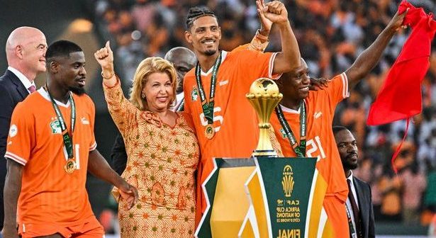Sebastien Haller poses with First Lady of Ivory Coast Dominique Ouattara after winning the Africa Cup of Nations final against Nigeria